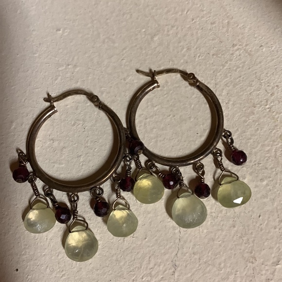 Silver hoops: semi-precious stones in pale citrine-green color& garnet-red. - Picture 2 of 3